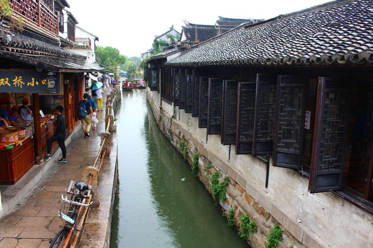 为什么宿舍里吃东西必须要分给舍友？游戏画面