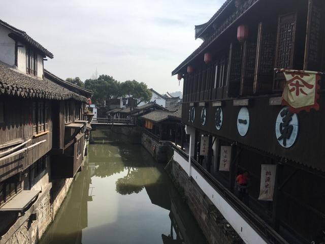 为什么宿舍里吃东西必须要分给舍友？游戏画面